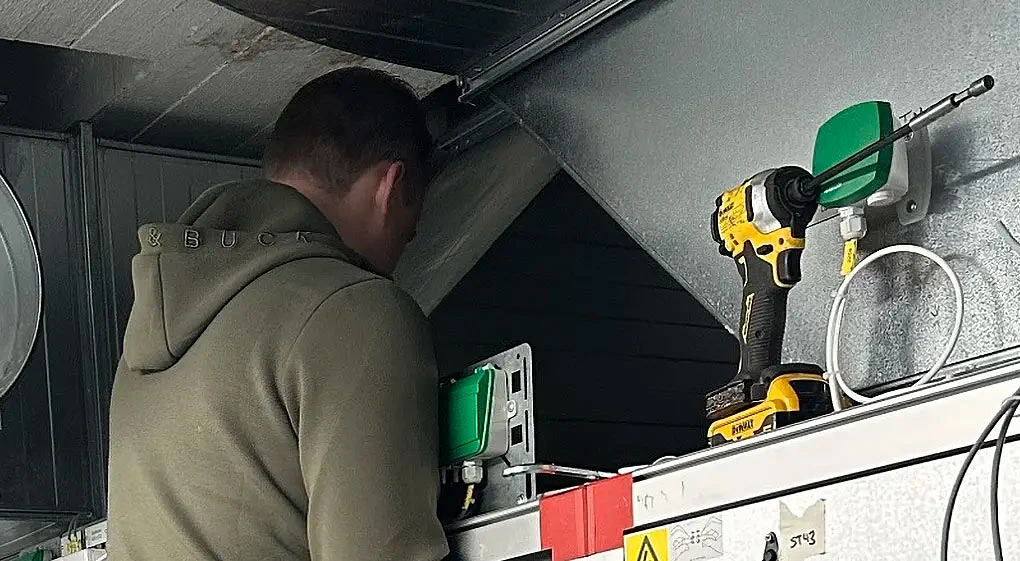 FTX-ventilationsaggregat med isolerade kanaler i modernt teknikrum.
