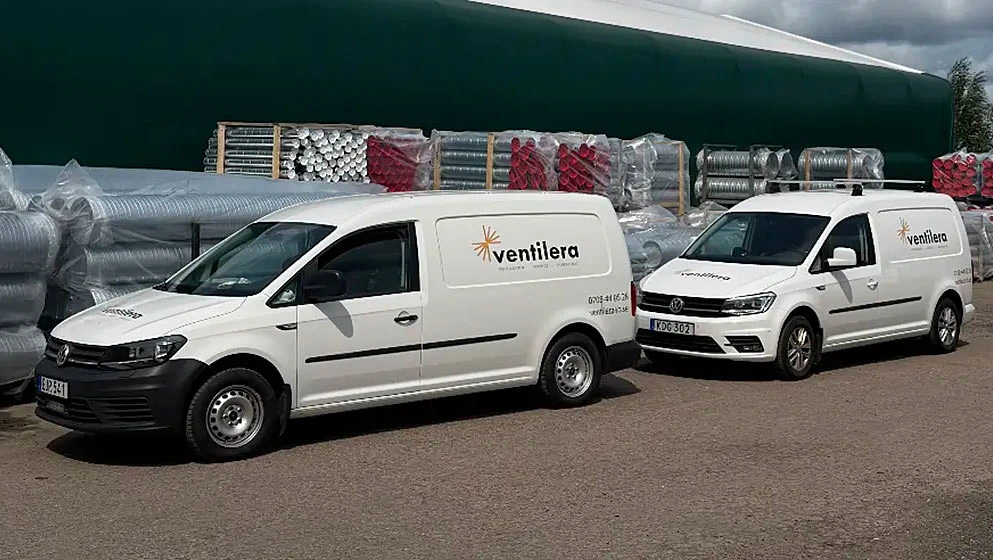 Ventilationsanläggning med silverfärgade rör och luftbehandlingsaggregat inomhus.